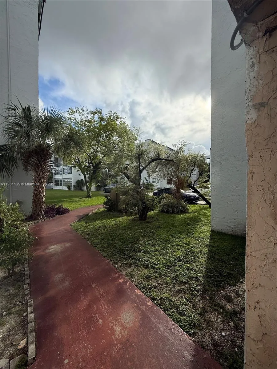 2850 Somerset Dr # 202L, Lauderdale Lakes FL 33311