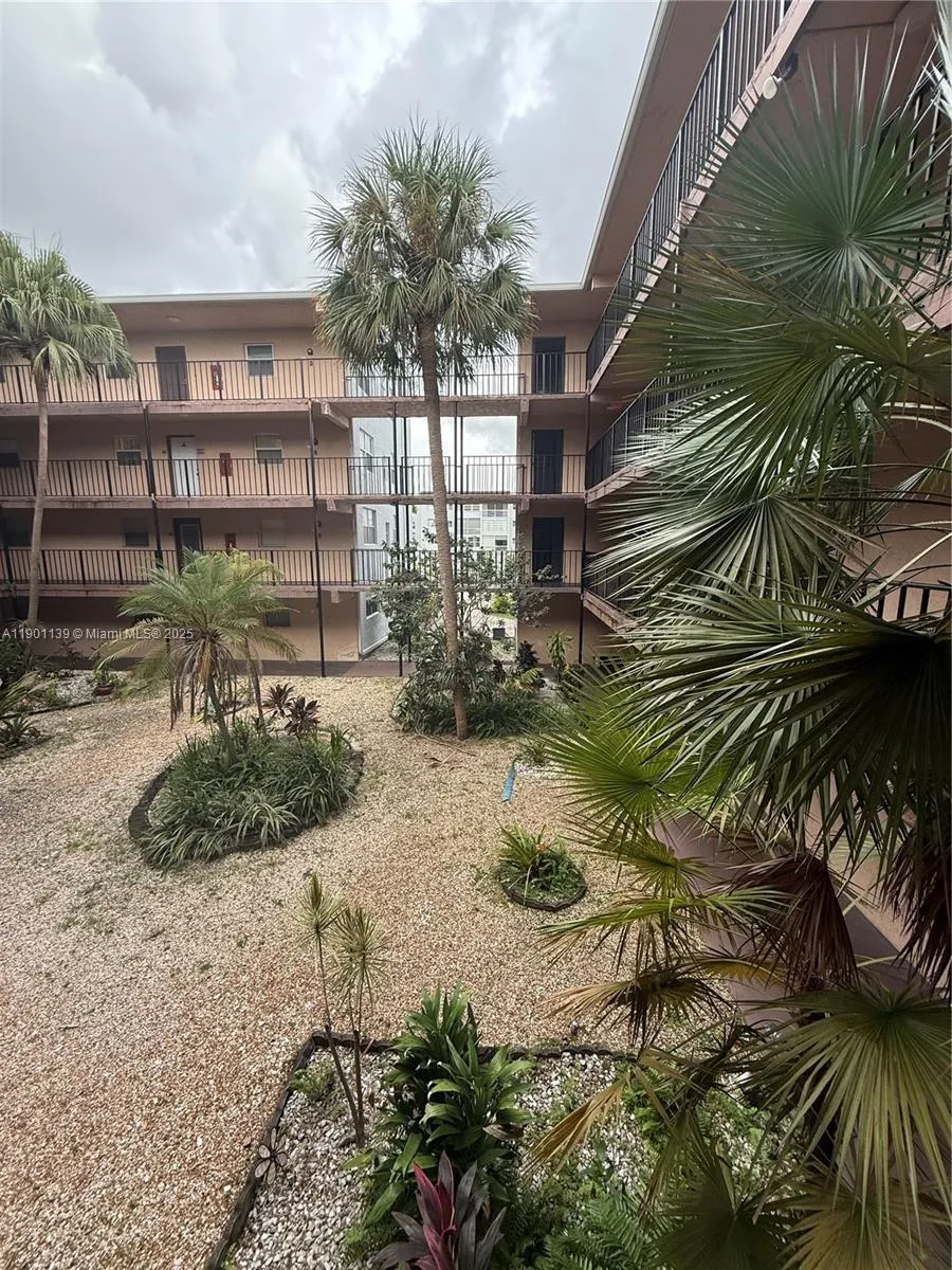 2850 Somerset Dr # 202L, Lauderdale Lakes FL 33311