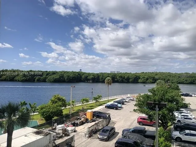 500 Bayview Dr # 321, Sunny Isles Beach FL 33160