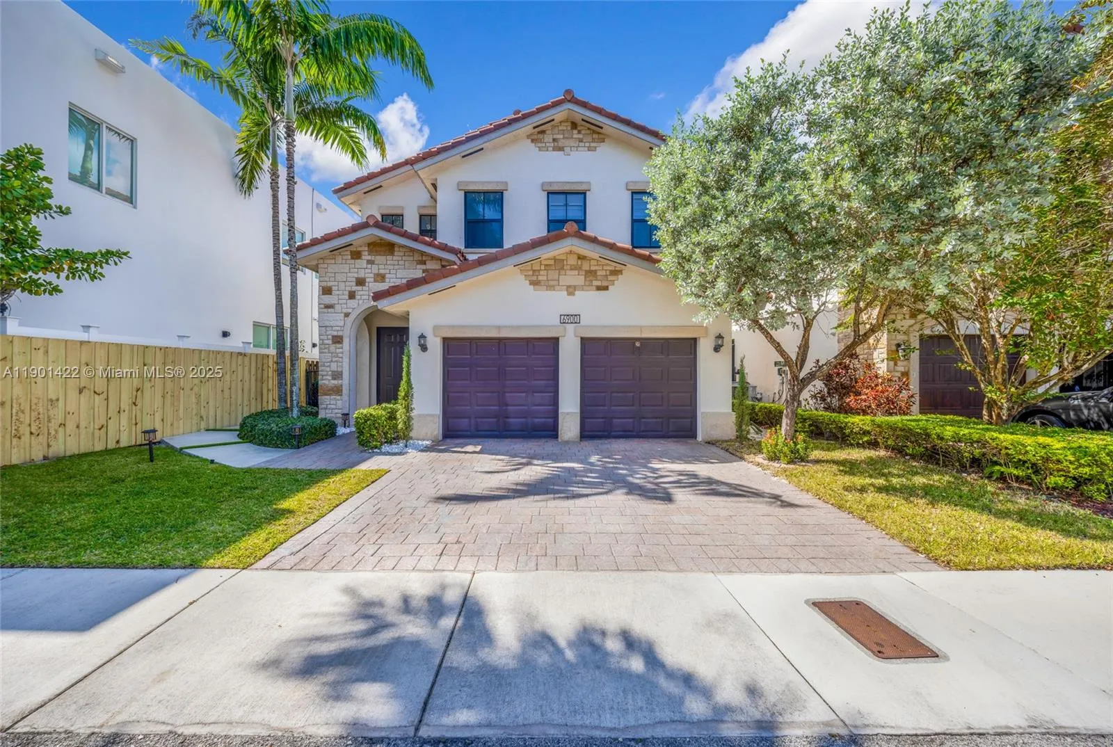 4 bedroom 4 bath for sale at 6900 NW 106th Ave, Doral FL 33178