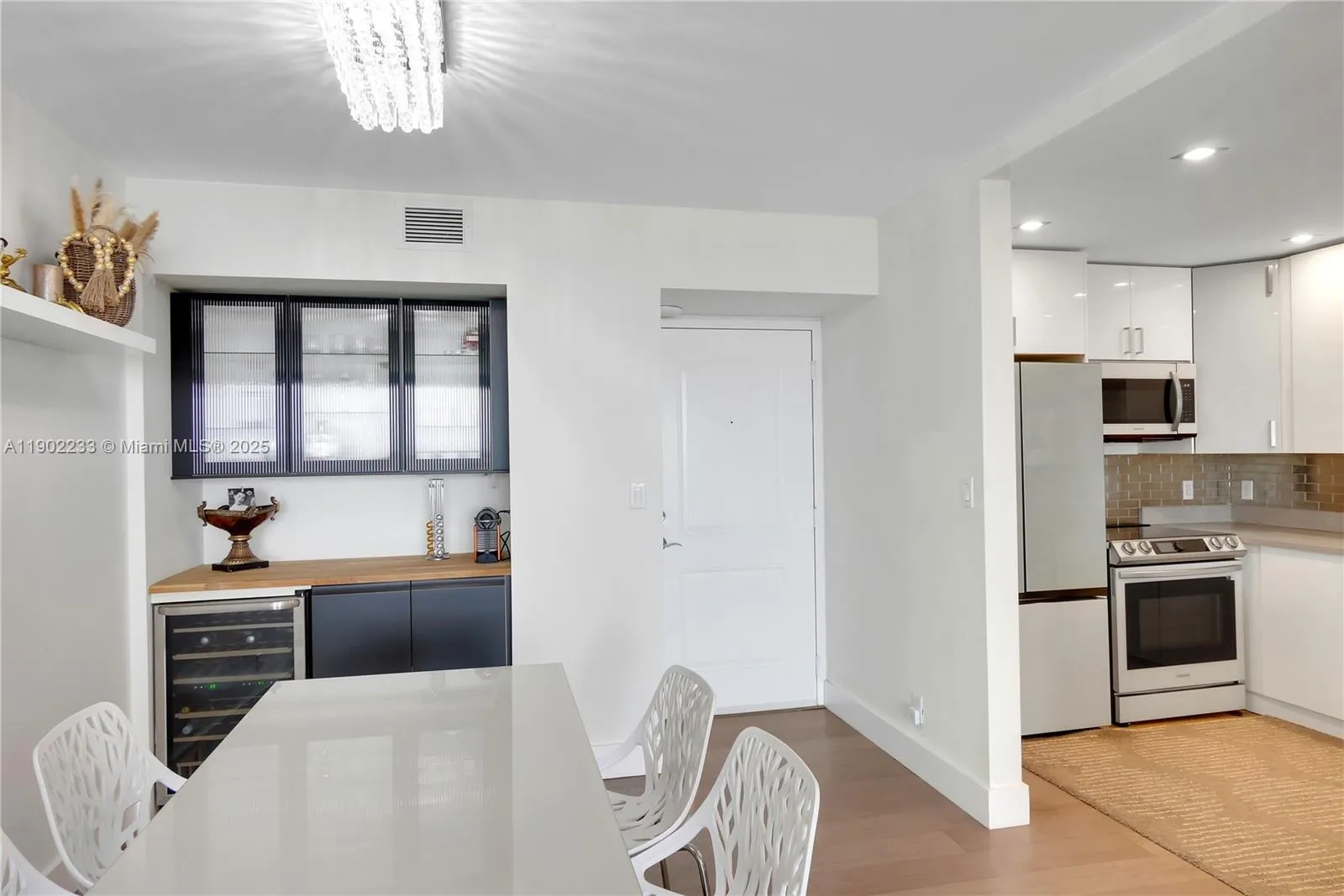 100 Bayview Dr # 1008, Sunny Isles Beach FL 33160