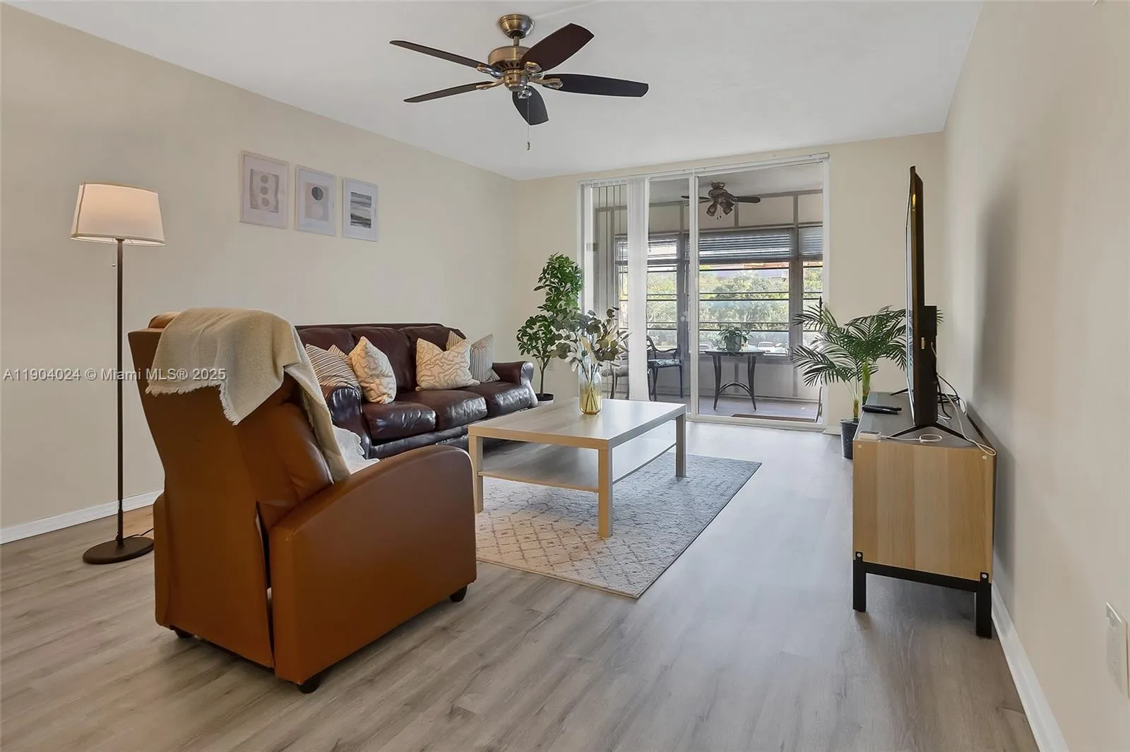 1 bedroom 1 bath for sale at 7300 NW 17th St # 220, Plantation FL 33313