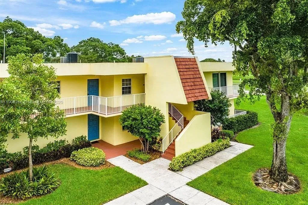 550 Oaks Ln # 202, Pompano Beach FL 33069