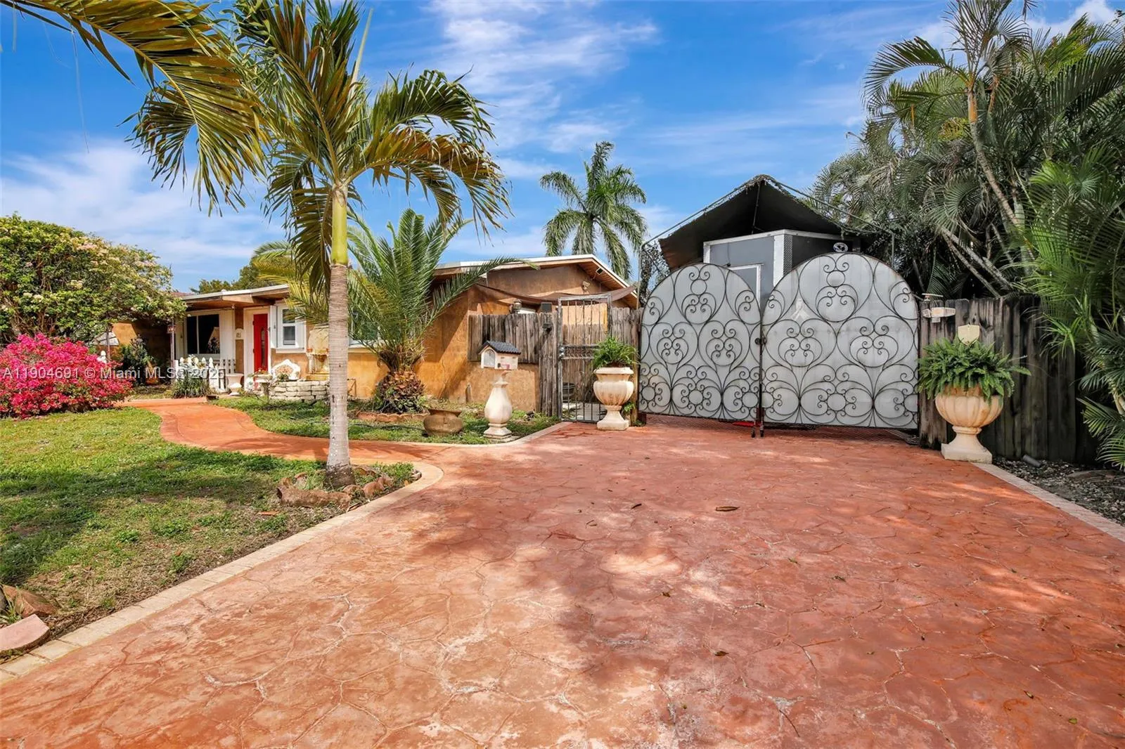 421 NW 77th Way, Pembroke Pines FL 33024