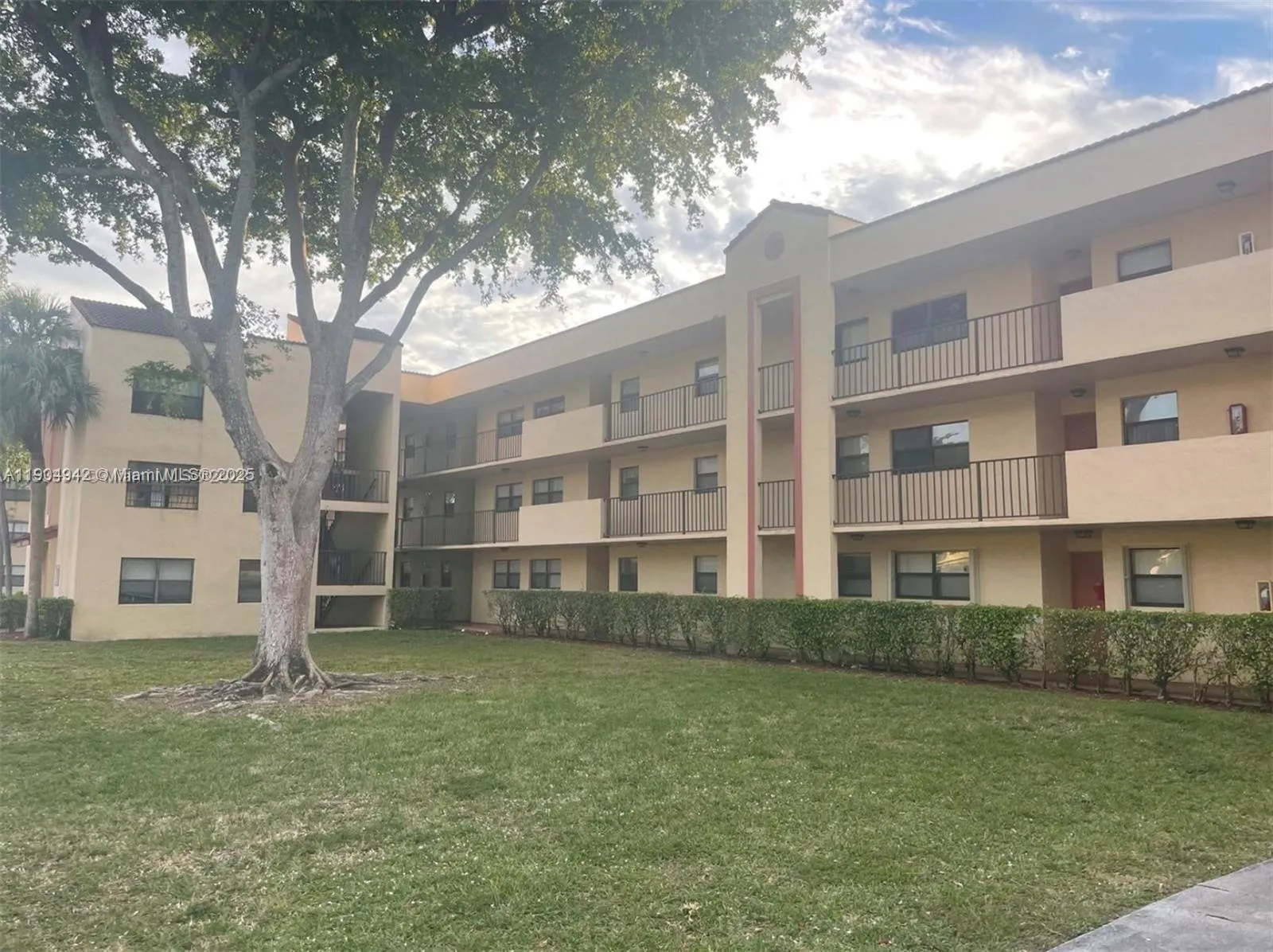 2 bedroom 2 bath for sale at 3252 Foxcroft Rd # 314, Miramar FL 33025