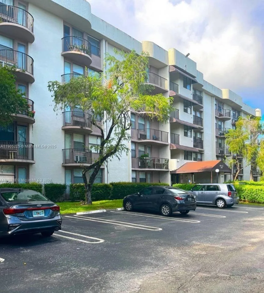 1 bedroom 1 bath for sale at 2701 Riverside Dr # B, Coral Springs FL 33065