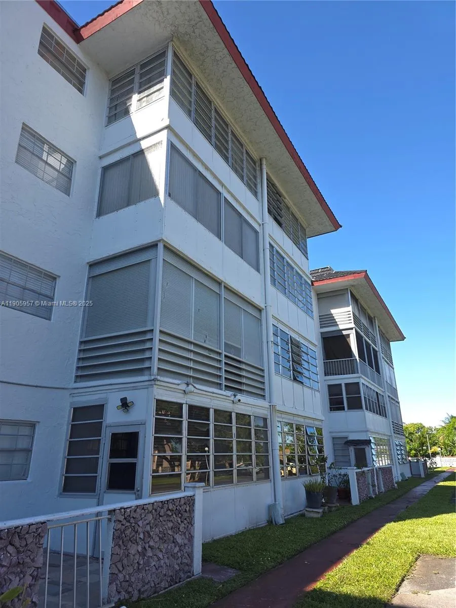 4140 NW 44th Ave # 411, Lauderdale Lakes FL 33319