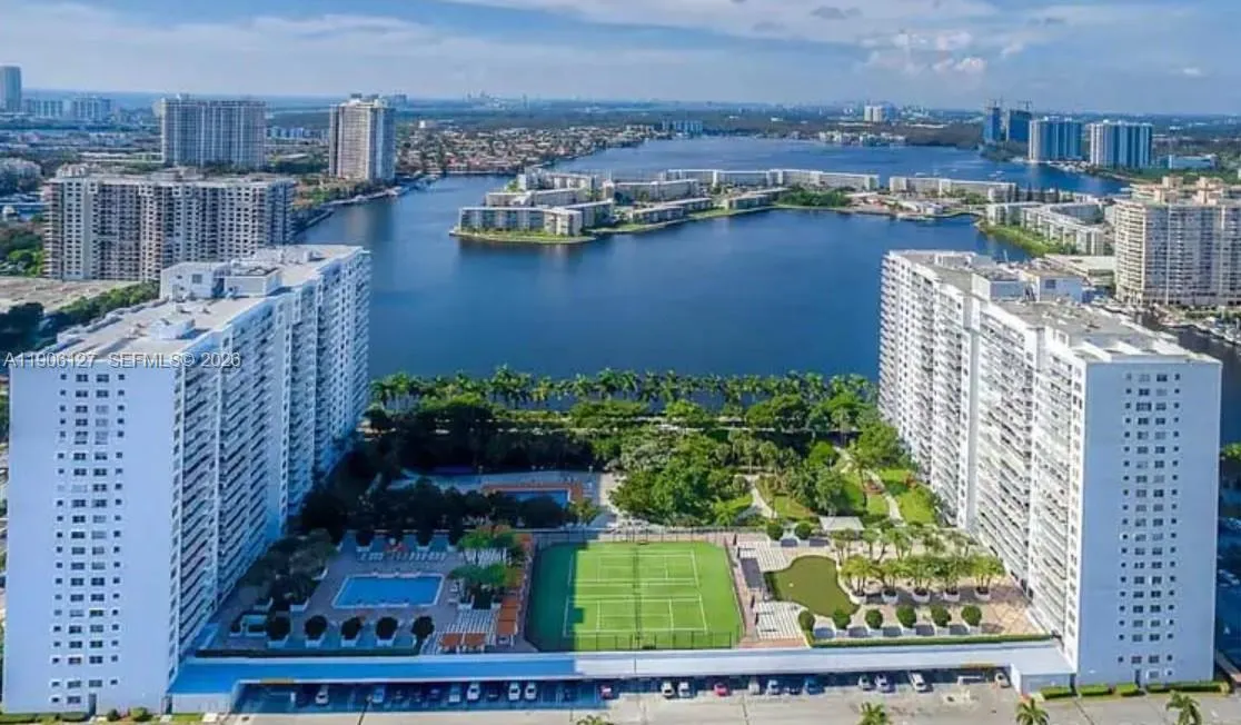 2 bedroom 2 bath for sale at 2801 NE 183rd St # 1516W, Aventura FL 33160