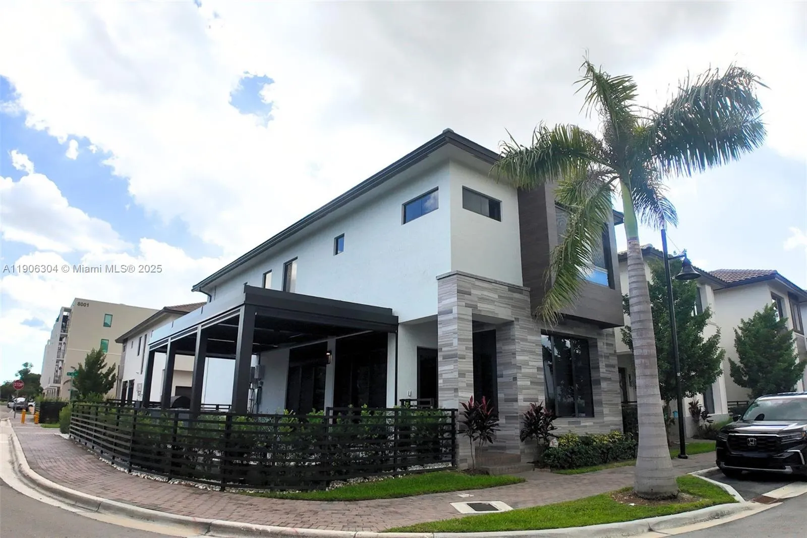 4 bedroom 4 bath for sale at 8002 NW 43rd St, Doral FL 33166