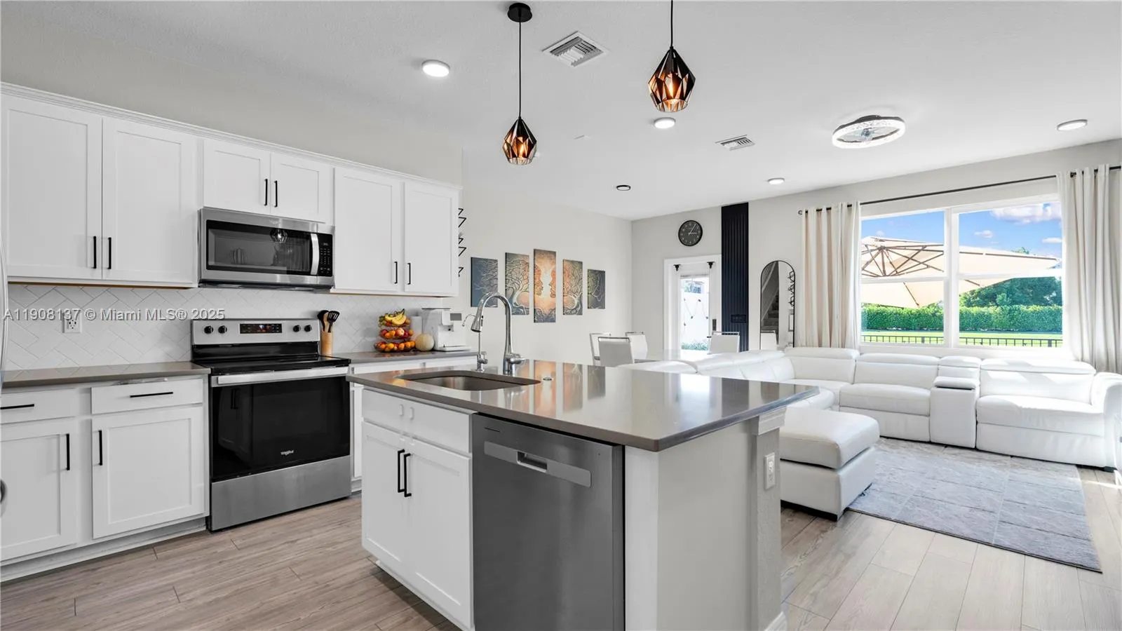 2913 Olivia Ave, Lauderdale Lakes FL 33311