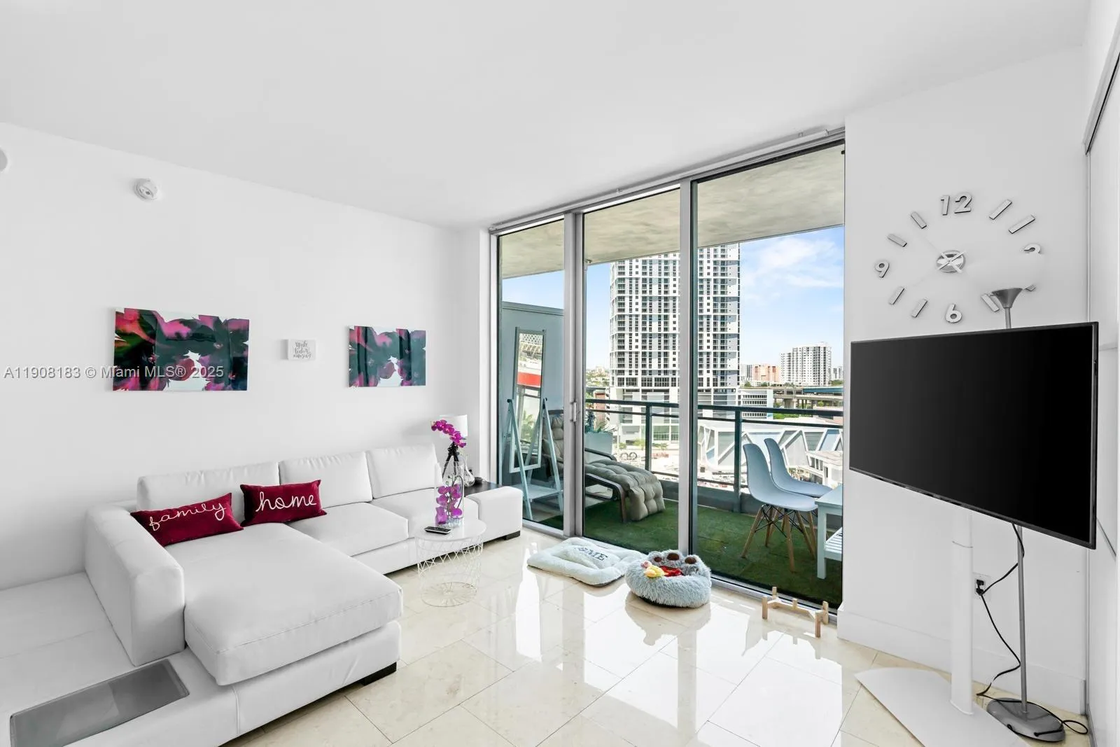 1 bedroom 1 bath for sale at 90 SW 3rd St # 1209, Miami FL 33130