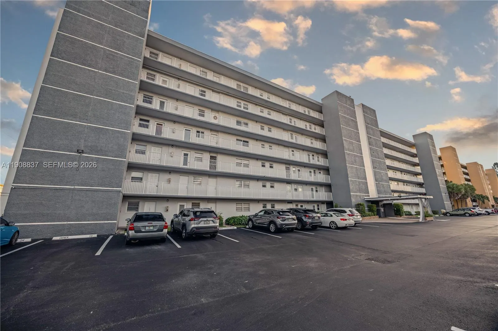 619 NE 14th Ave # 304, Hallandale Beach FL 33009