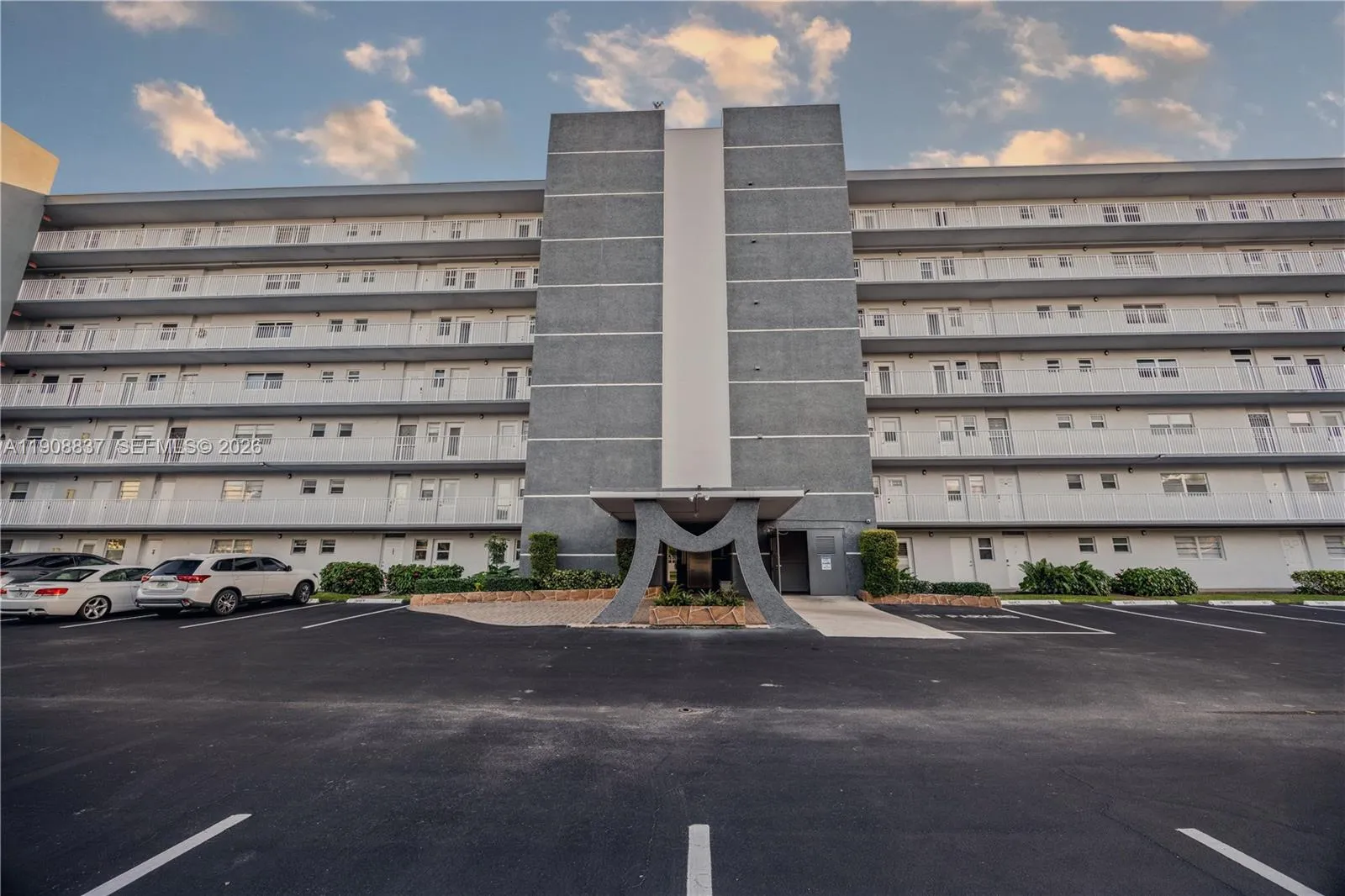 619 NE 14th Ave # 304, Hallandale Beach FL 33009