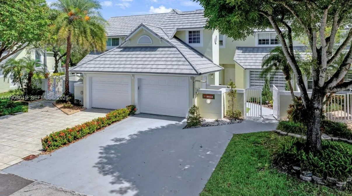 3 bedroom 3 bath for sale at 9933 NW 49th Ter, Doral FL 33178