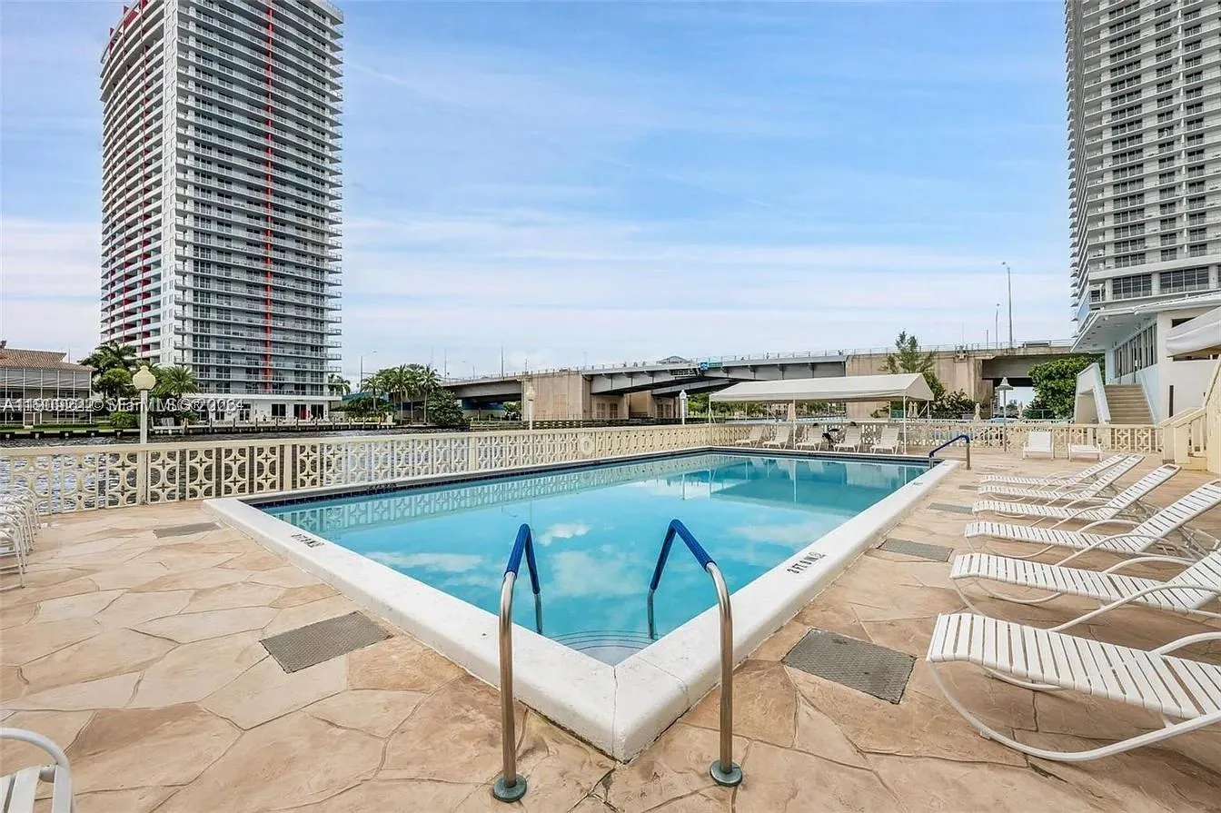 1 bedroom 1 bath for sale at 1817 S Ocean Dr # 622, Hallandale Beach FL 33009