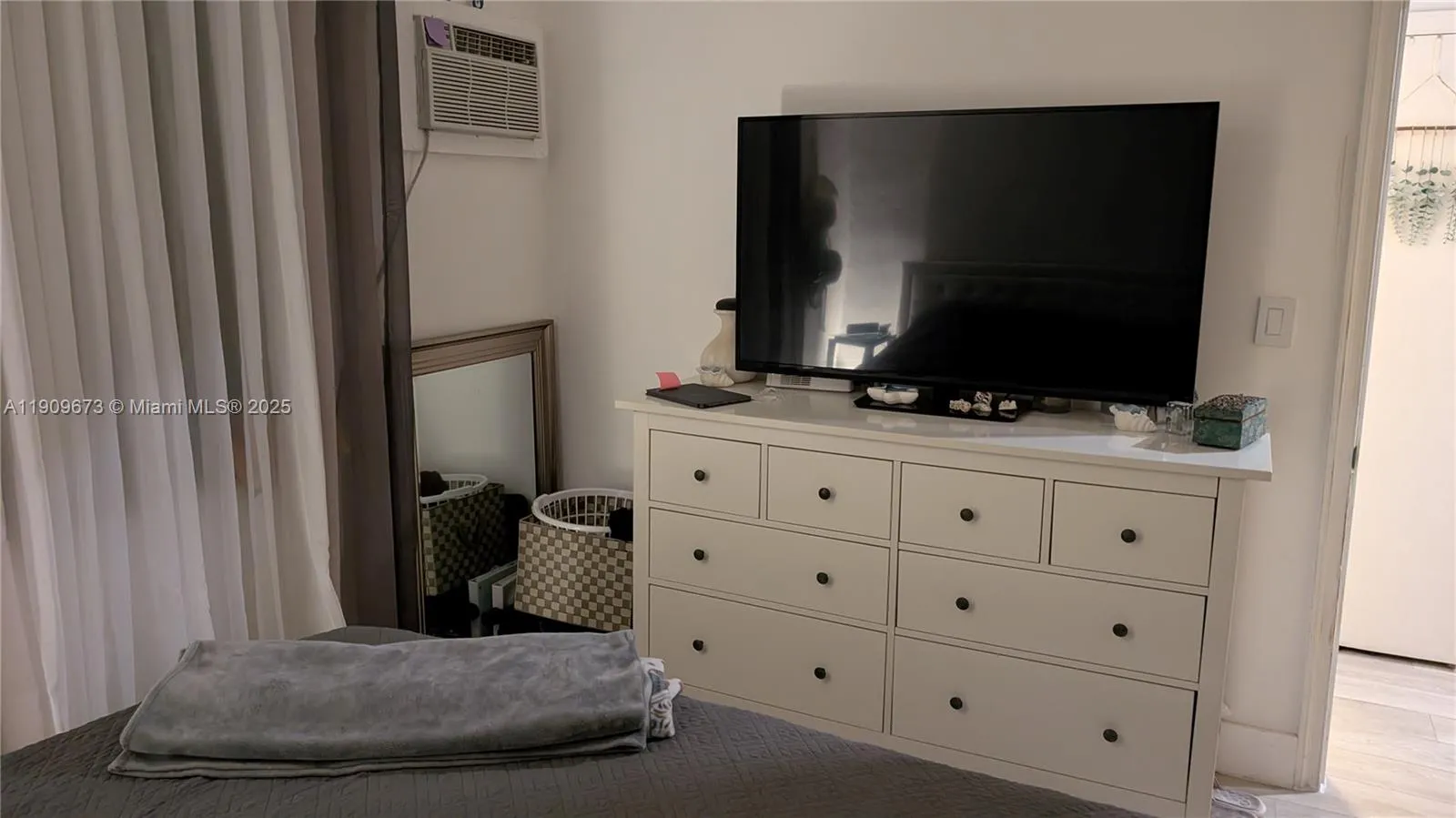 917-919 NE 10th St, Hallandale Beach FL 33009