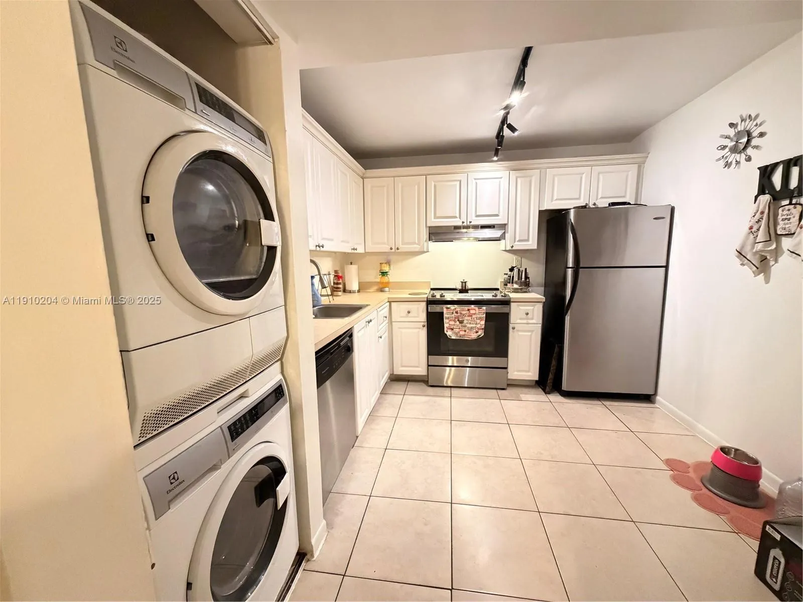 2 bedroom 2 bath for sale at 711 N Pine Island Rd # 107, Plantation FL 33324