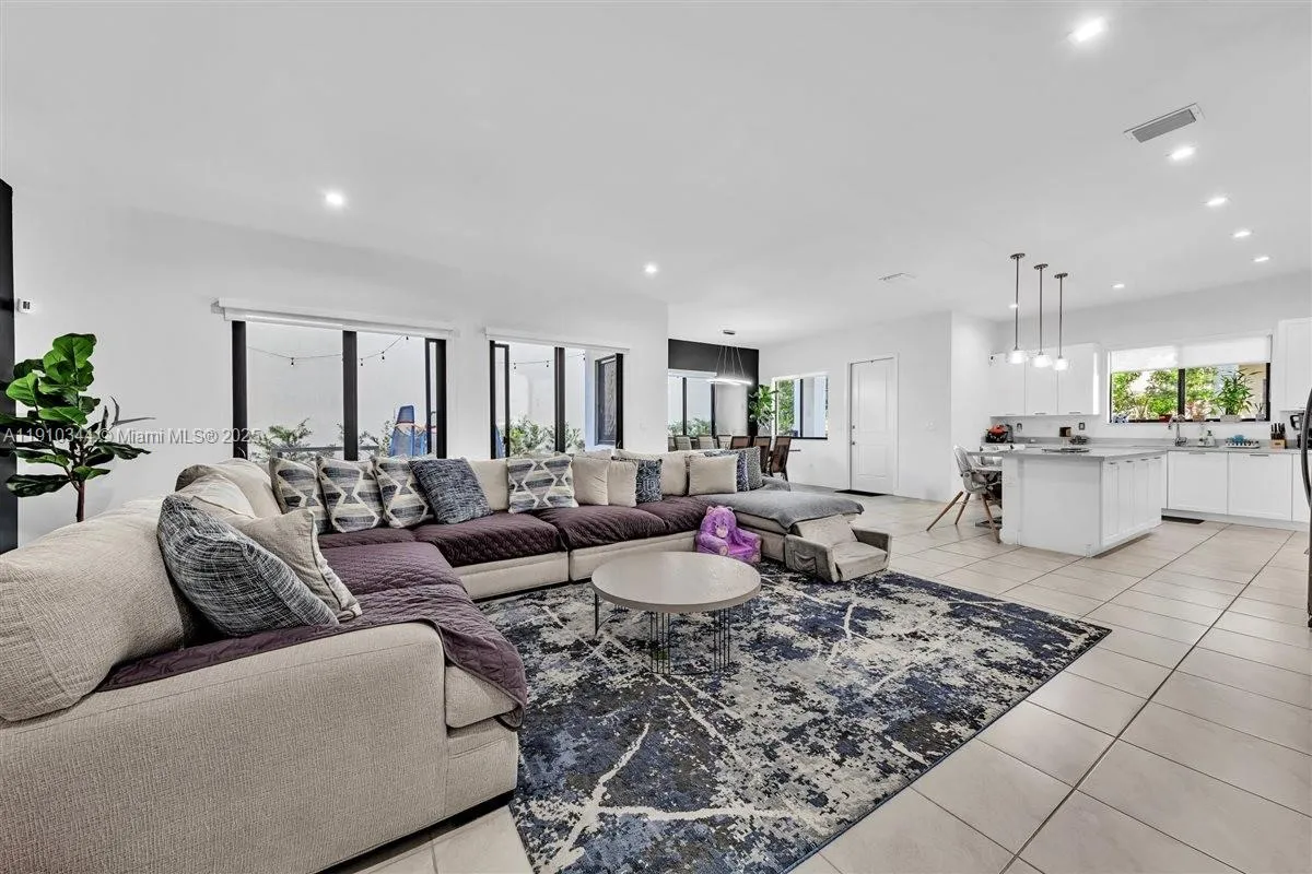 4 bedroom 3 bath for sale at 4346 NW 81st Ave, Doral FL 33166