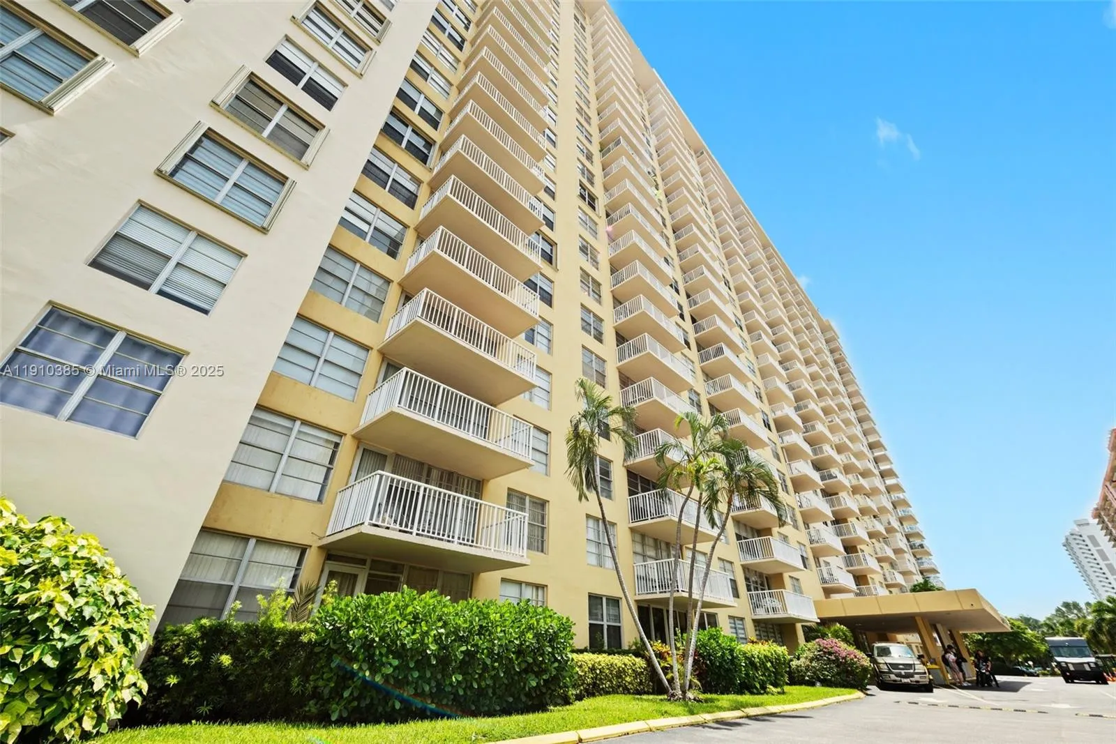 231 174th ST # 320, Sunny Isles Beach FL 33160