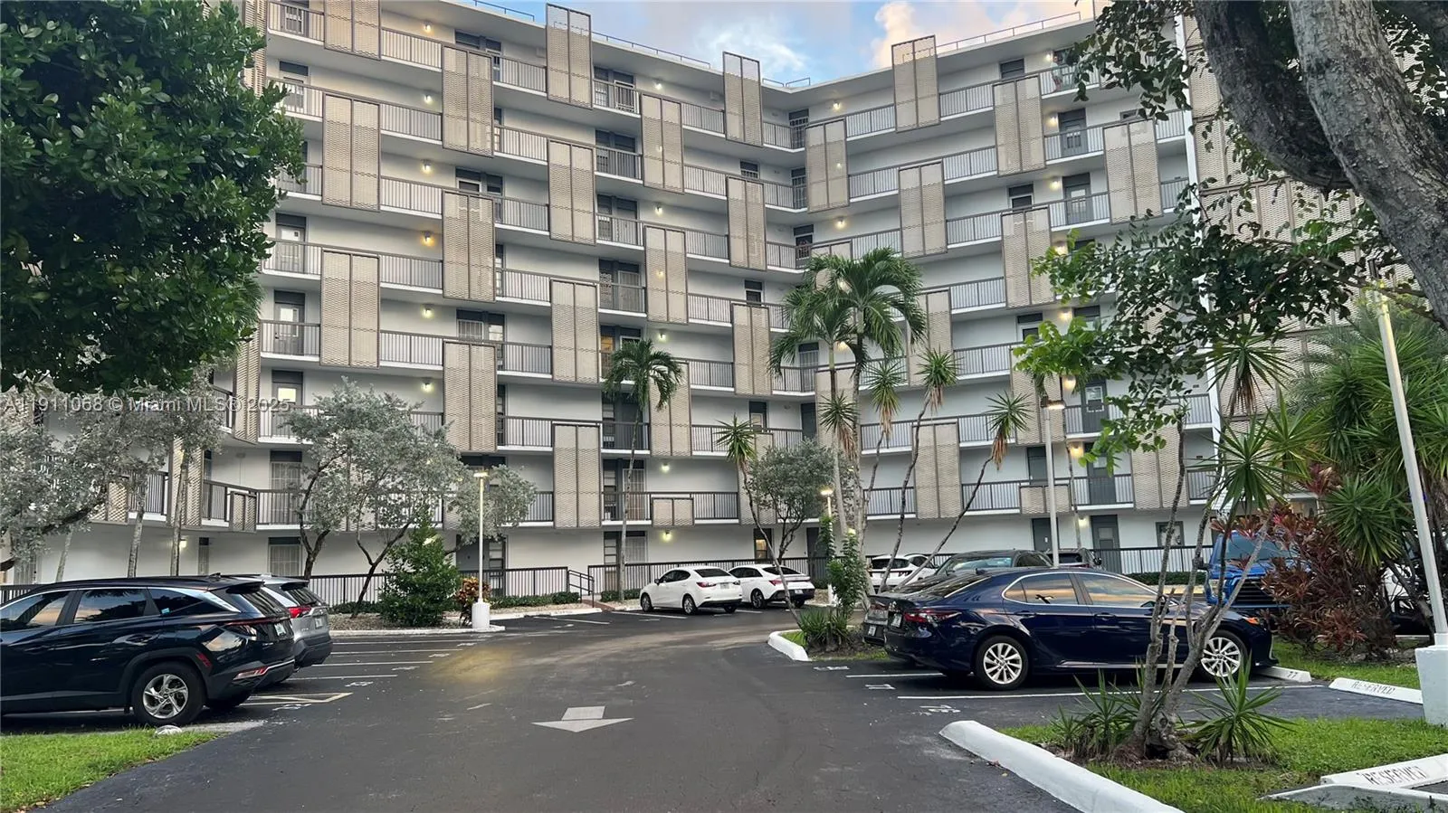 1 bedroom 1 bath for sale at 20500 W Country Club Dr # 117, Aventura FL 33180