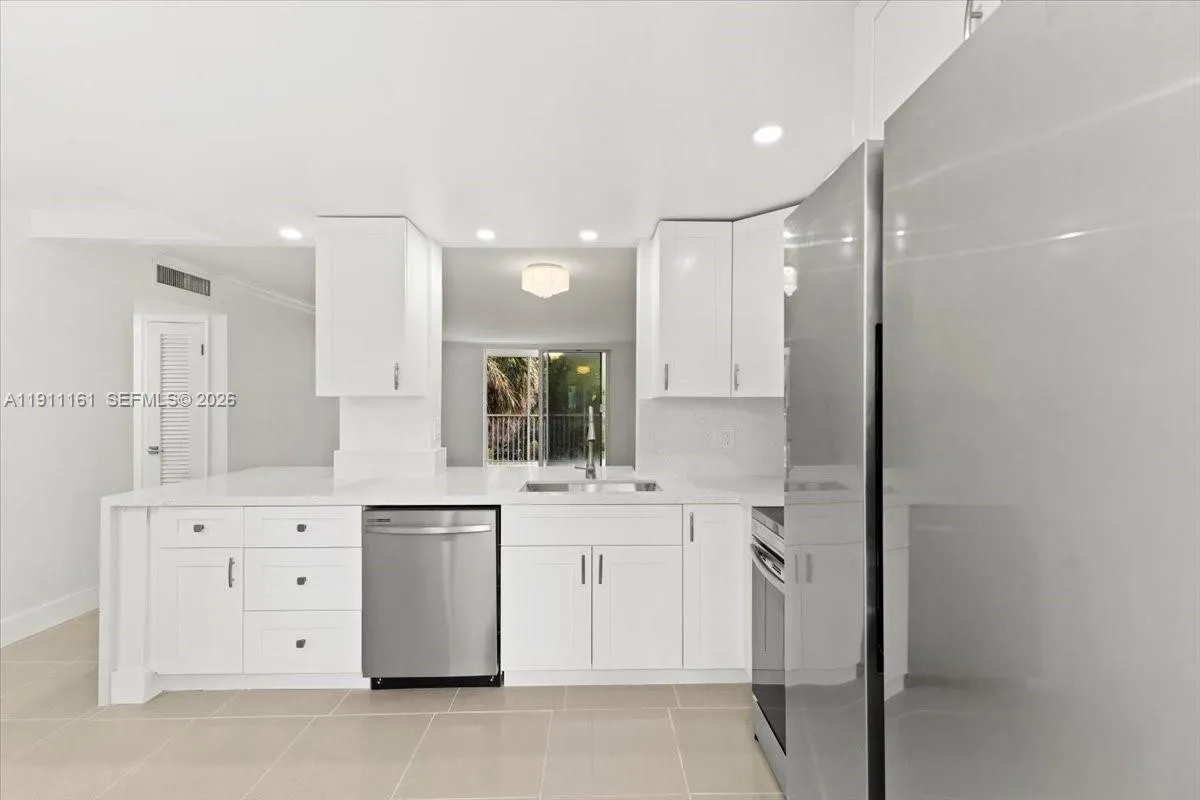 2 bedroom 2 bath for sale at 319 NE 14th Ave # 201, Hallandale Beach FL 33009