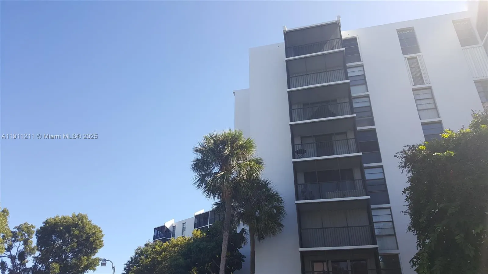 1 bedroom 2 bath for sale at 3401 N Country Club Dr # 412, Aventura FL 33180