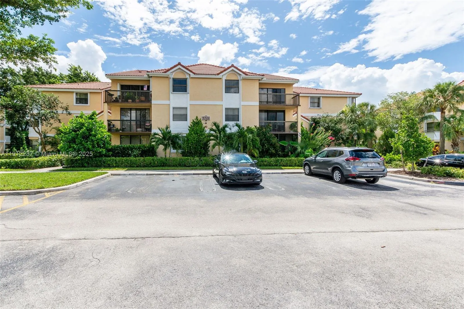 2 bedroom 2 bath for sale at 5721 Riverside Dr, Coral Springs FL 33067
