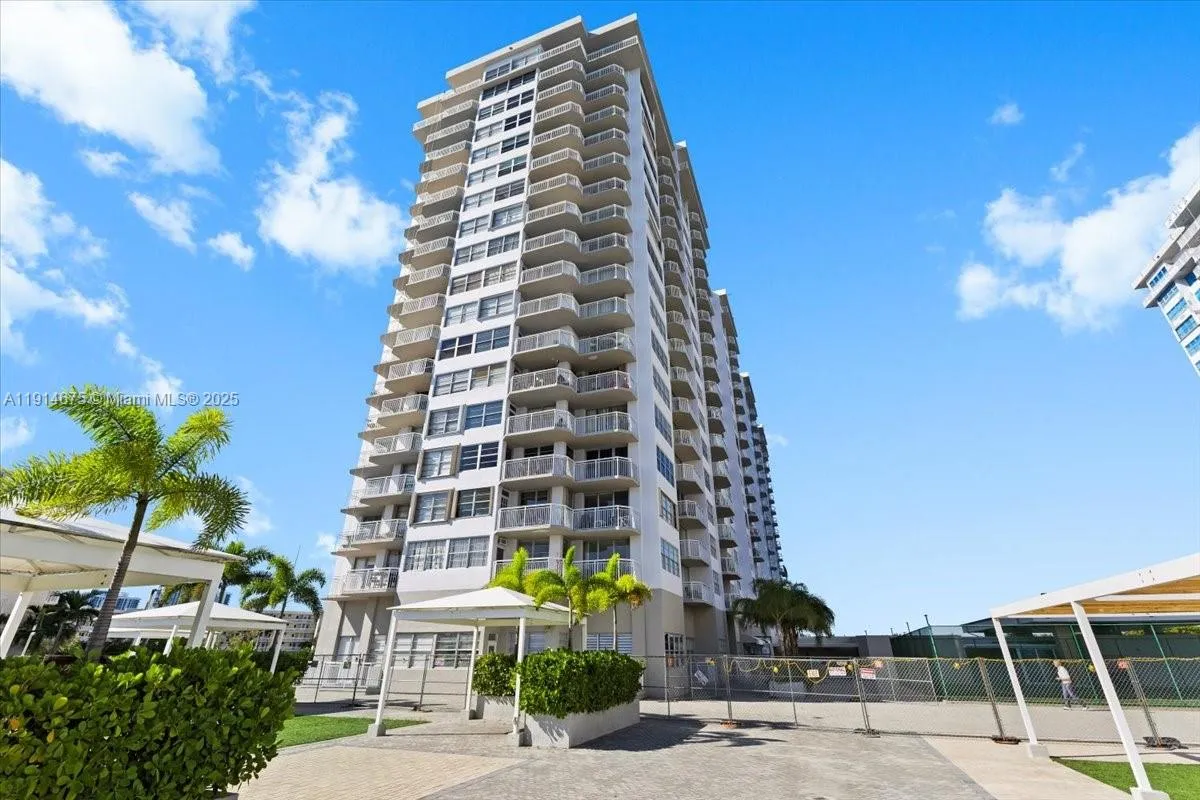 1 bedroom 1 bath for sale at 18011 BISCAYNE BLVD *BOAT SLIP* # 1603, Aventura FL 33160
