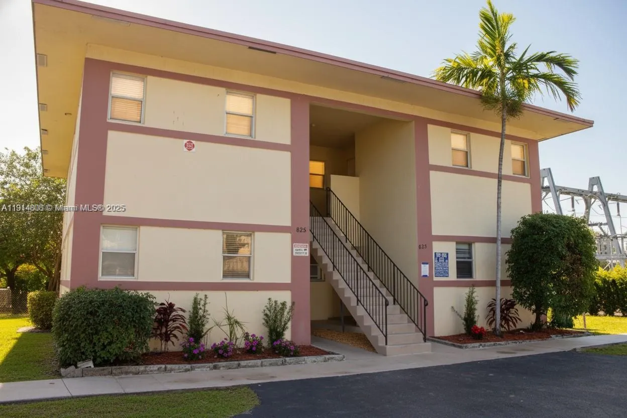 825 SW 10th St, Hallandale Beach FL 33009