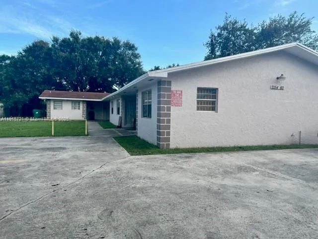 2154 NW 61st St, Miami FL 33142