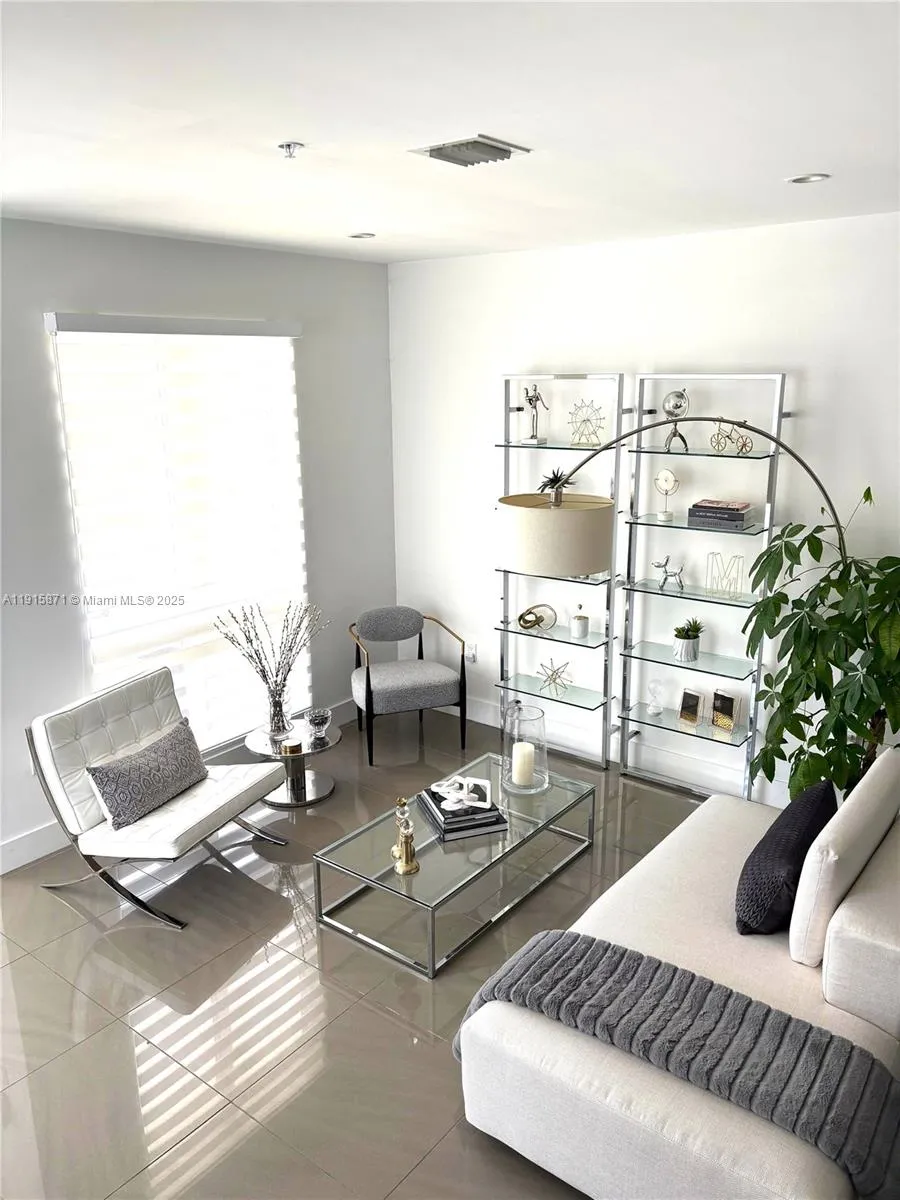 3 bedroom 2 bath for sale at 10265 NW 63rd Ter # 210, Doral FL 33178