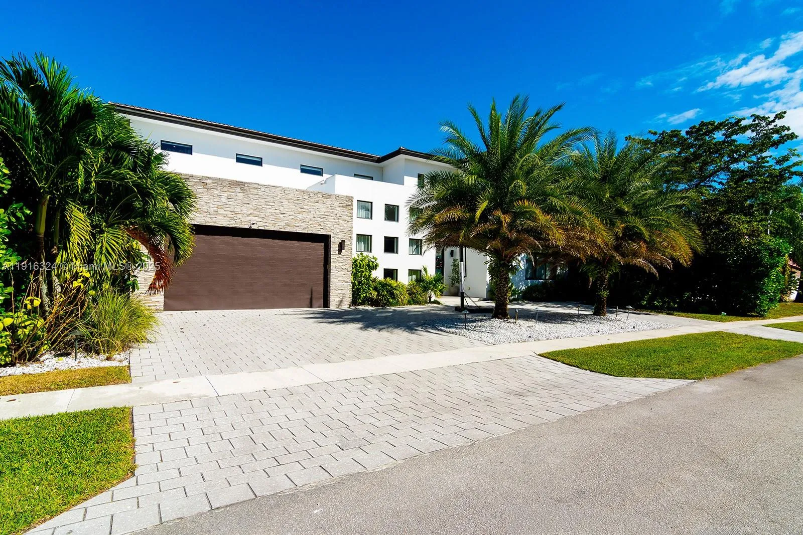 10151 SW 3rd St, Plantation FL 33324