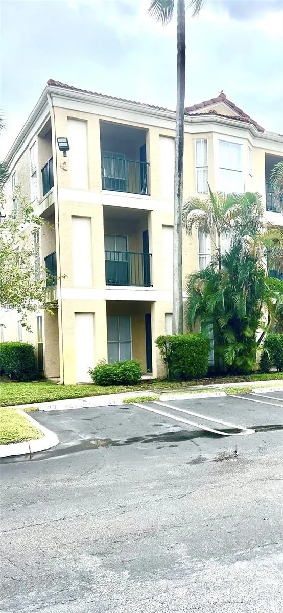 1 bedroom 1 bath for sale at 977 Riverside Dr # 211, Coral Springs FL 33071