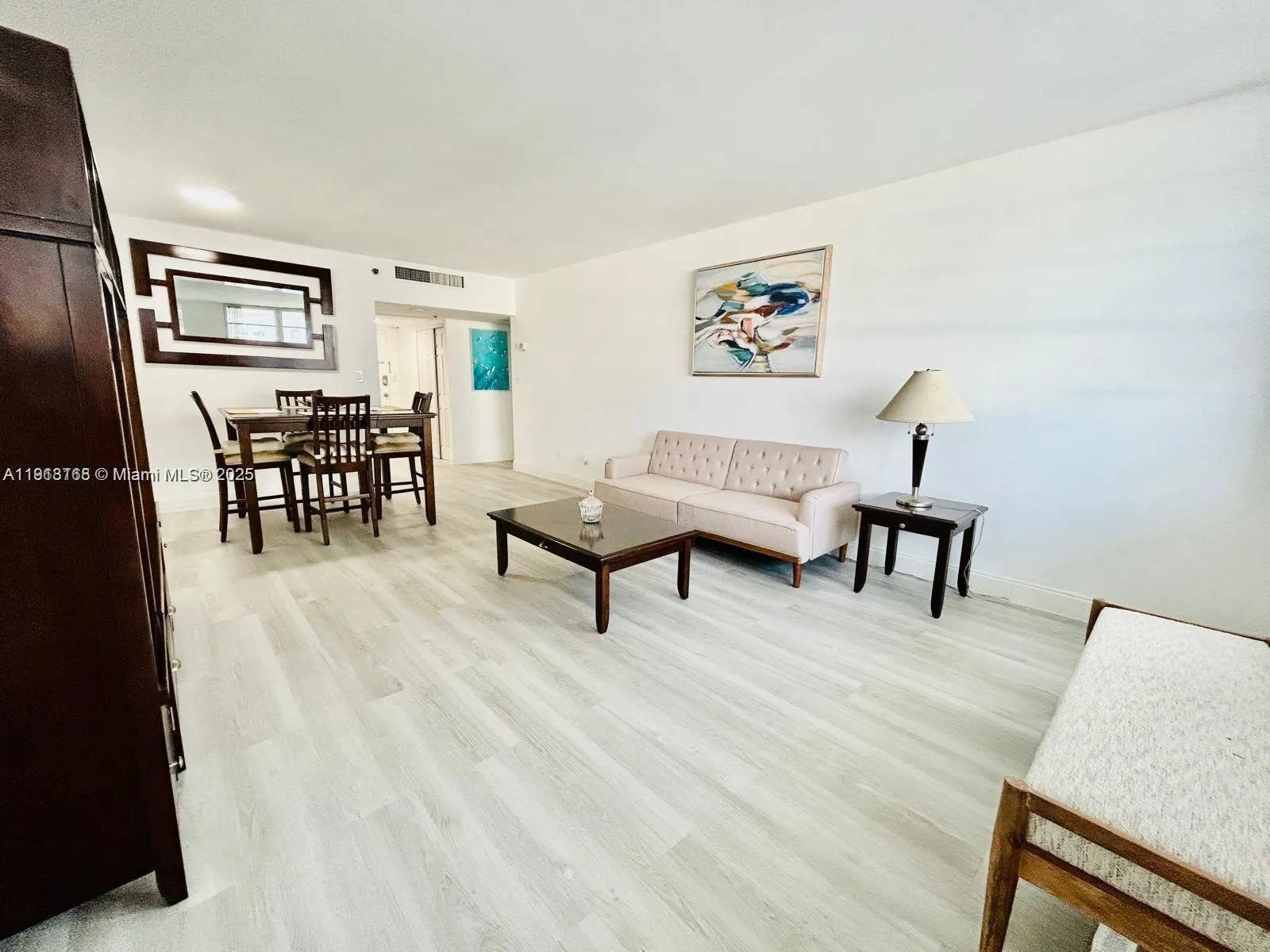 1 bedroom 1 bath for sale at 100 Lincoln Rd # 535, Miami Beach FL 33139