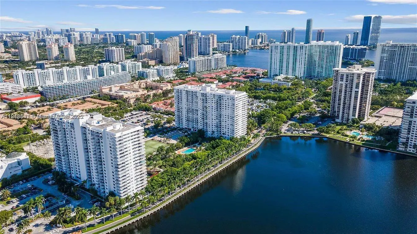 2 bedroom 2 bath for sale at 2801 NE 183rd St # 1016W, Aventura FL 33160