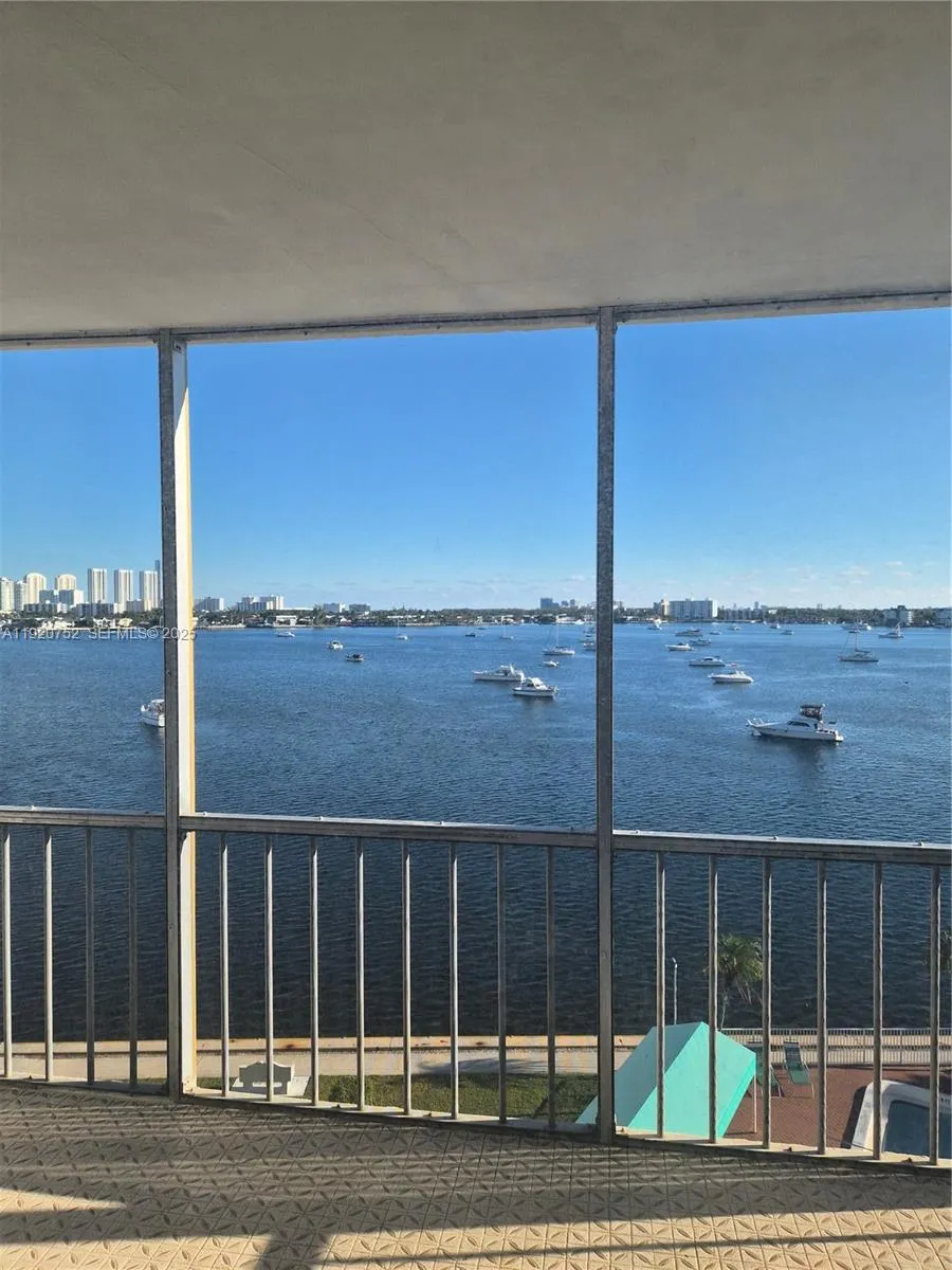 1 bedroom 1 bath for sale at 2910 Point East Dr # M610, Aventura FL 33160