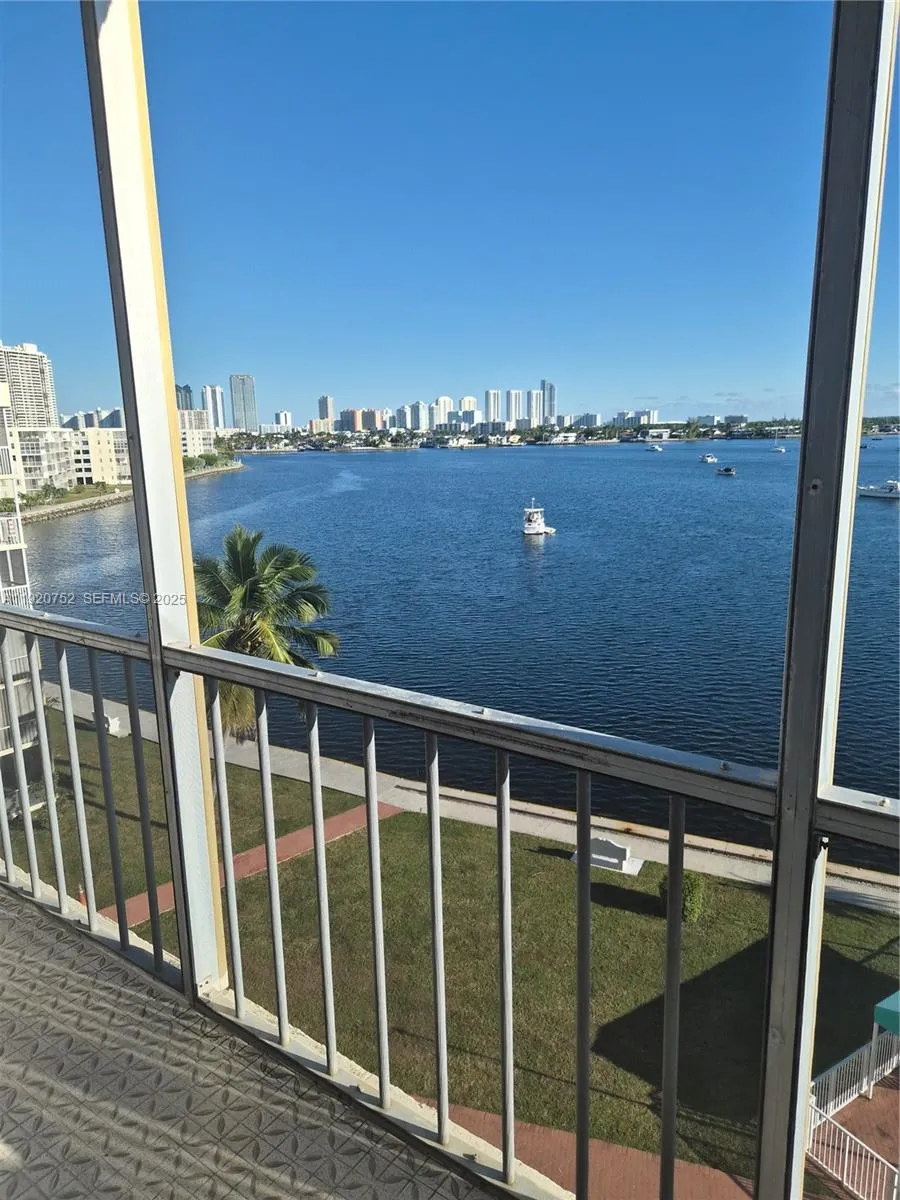 2910 Point East Dr # M610, Aventura FL 33160