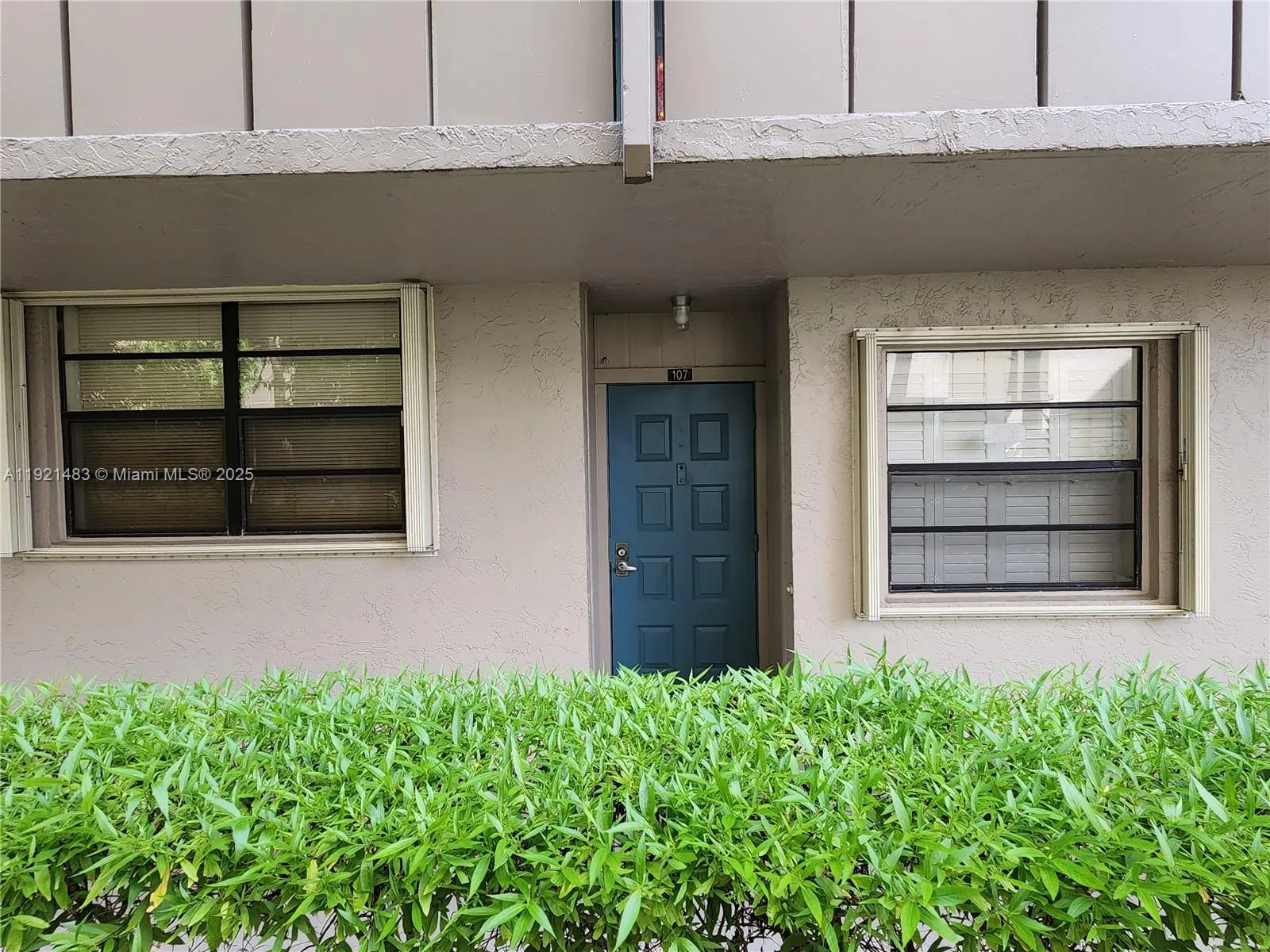2 bedroom 2 bath for sale at 900 Colony Point Cir # 107, Pembroke Pines FL 33026