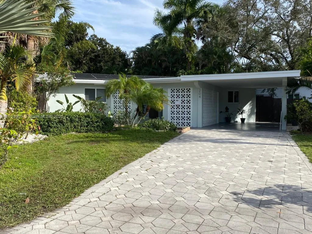 3 bedroom 2 bath for sale at 204 SW 19th Ave, Fort Lauderdale FL 33312