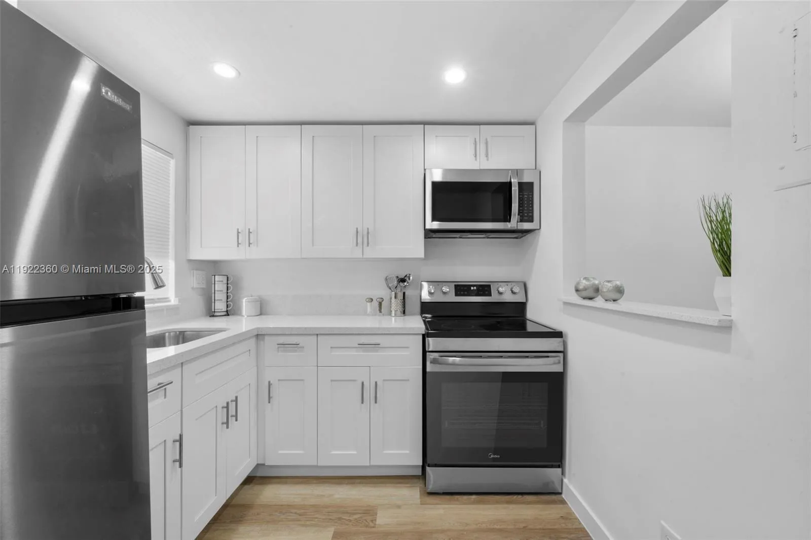 1 bedroom 1 bath for sale at 9601 Sunrise Lakes Blvd # 206, Sunrise FL 33322