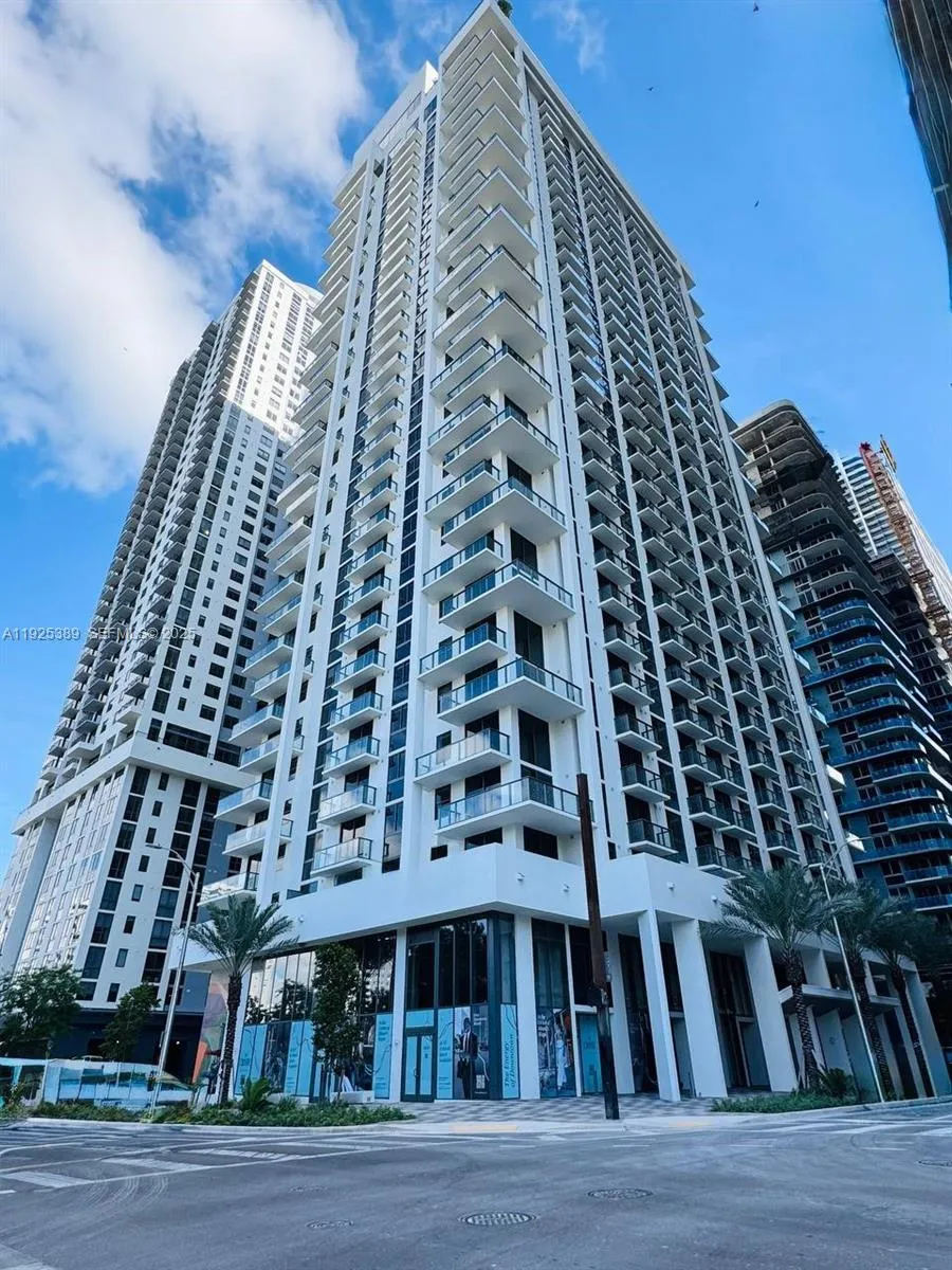 1 bedroom 1 bath for sale at 11 NE 6th # 2813, Miami FL 33132
