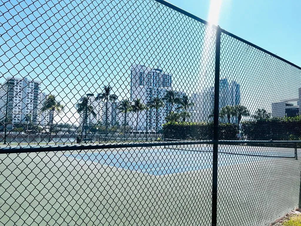 1000 Parkview Dr # 605, Hallandale Beach FL 33009