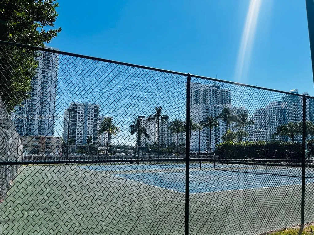 1000 Parkview Dr # 605, Hallandale Beach FL 33009