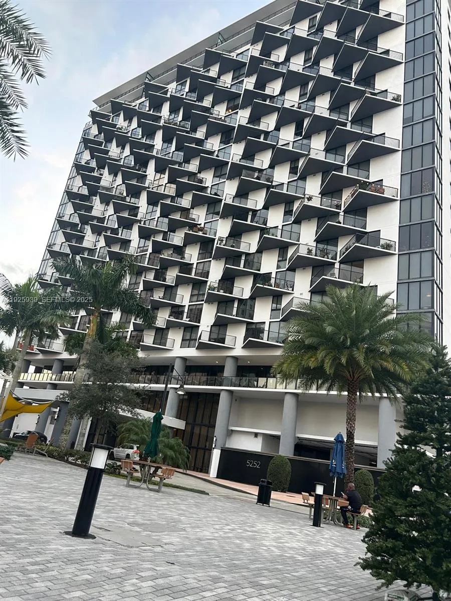 1 bedroom 1 bath for sale at 5252 NW 85th Ave # 706, Doral FL 33166