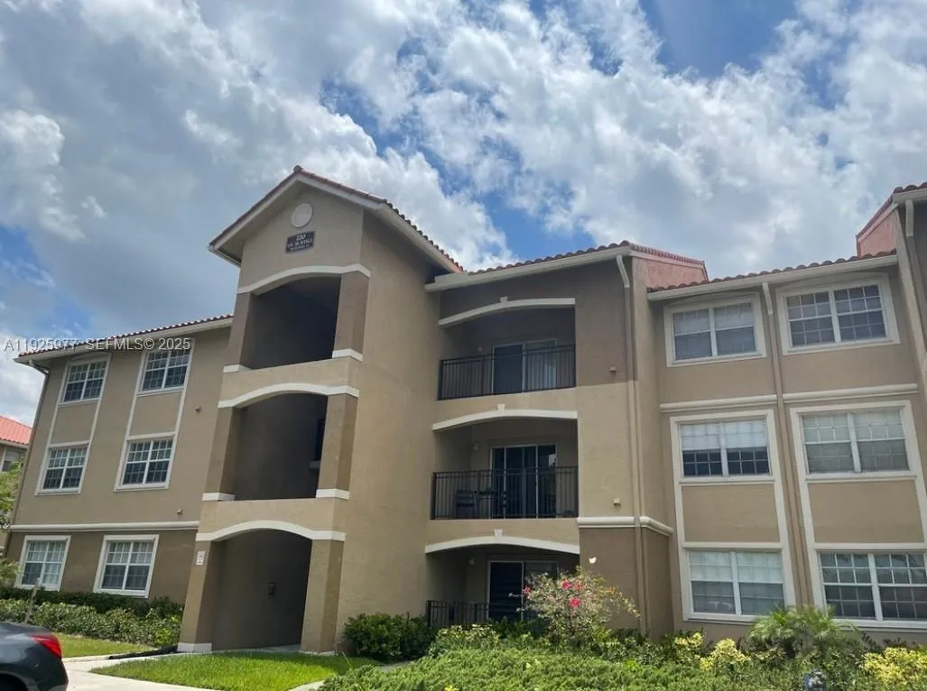2 bedroom 2 bath for sale at 220 SW 116th Ave # 15201, Pembroke Pines FL 33025