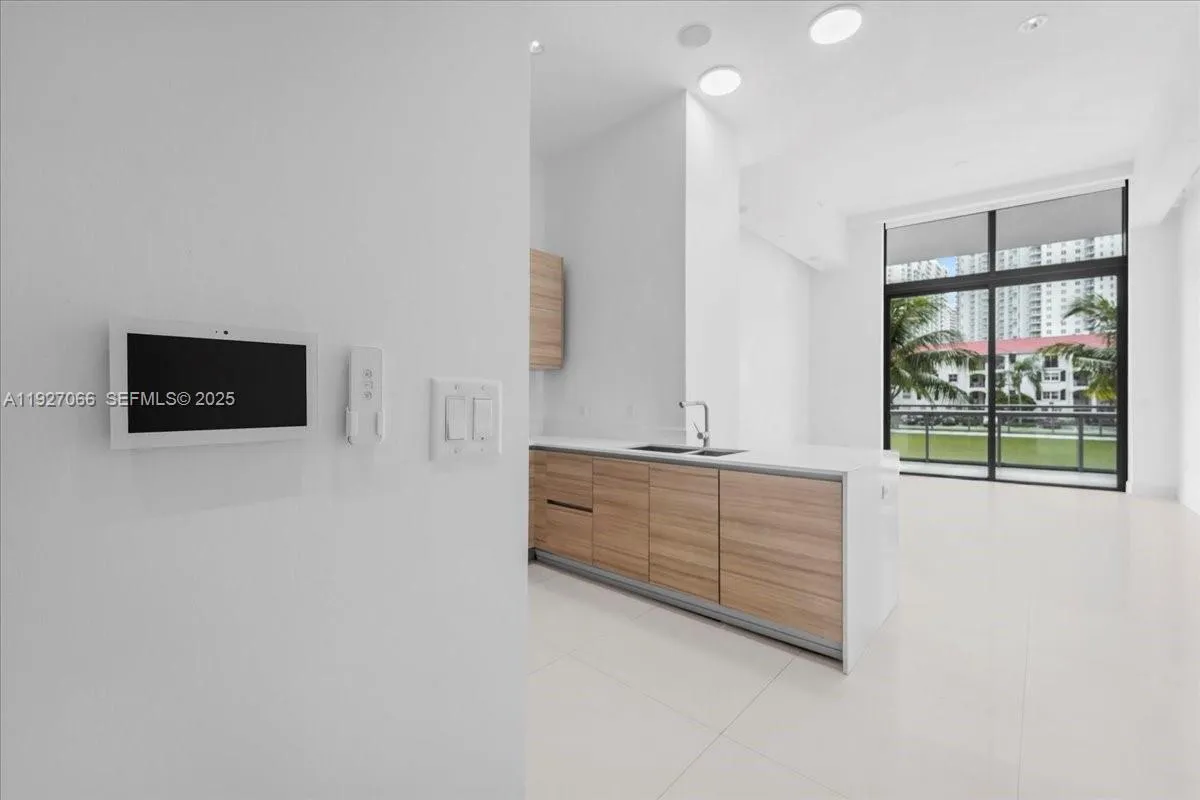 2 bedroom 3 bath for sale at 3250 NE 188th St # 103, Aventura FL 33180