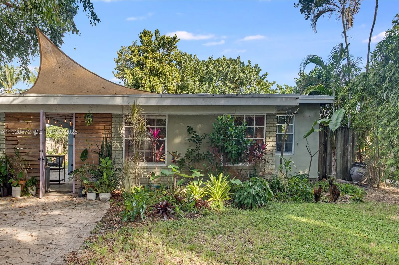 2 bedroom 1 bath for sale at 931 SW 29th St, Fort Lauderdale FL 33315