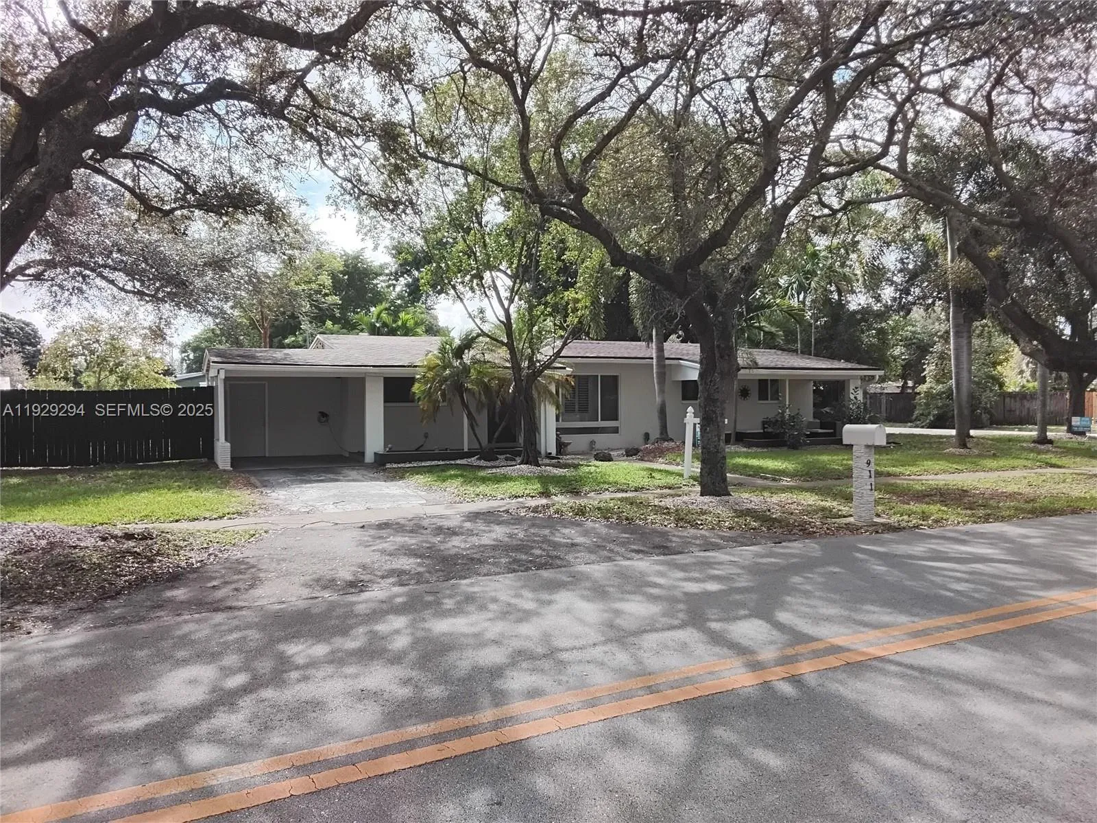 3 bedroom 2 bath for sale at 911 W Country Club Cir, Plantation FL 33317