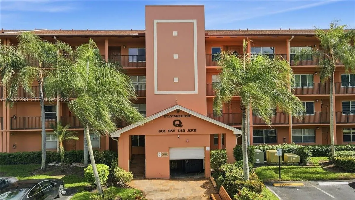 2 bedroom 1 bath for sale at 601 SW 142nd Ave # 304Q, Pembroke Pines FL 33027
