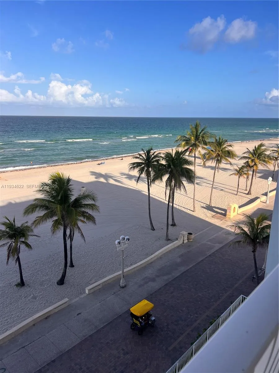 1 bedroom 1 bath for sale at 300 Oregon St # 506, Hollywood FL 33019